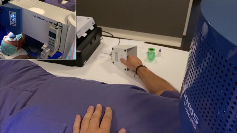 Dr. Breyer bei seiner Laserbehandlung, die Hand am Fußschalter.
