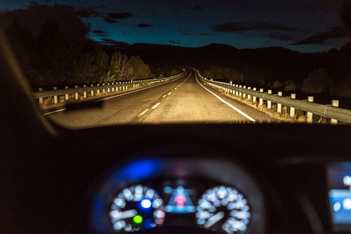 Blick auf die Straße durch die Windschutzscheibe bei Nacht
