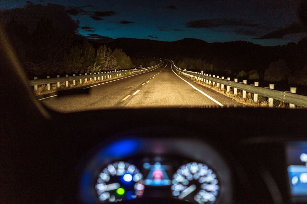 Blick auf die Straße durch die Windschutzscheibe bei Nacht