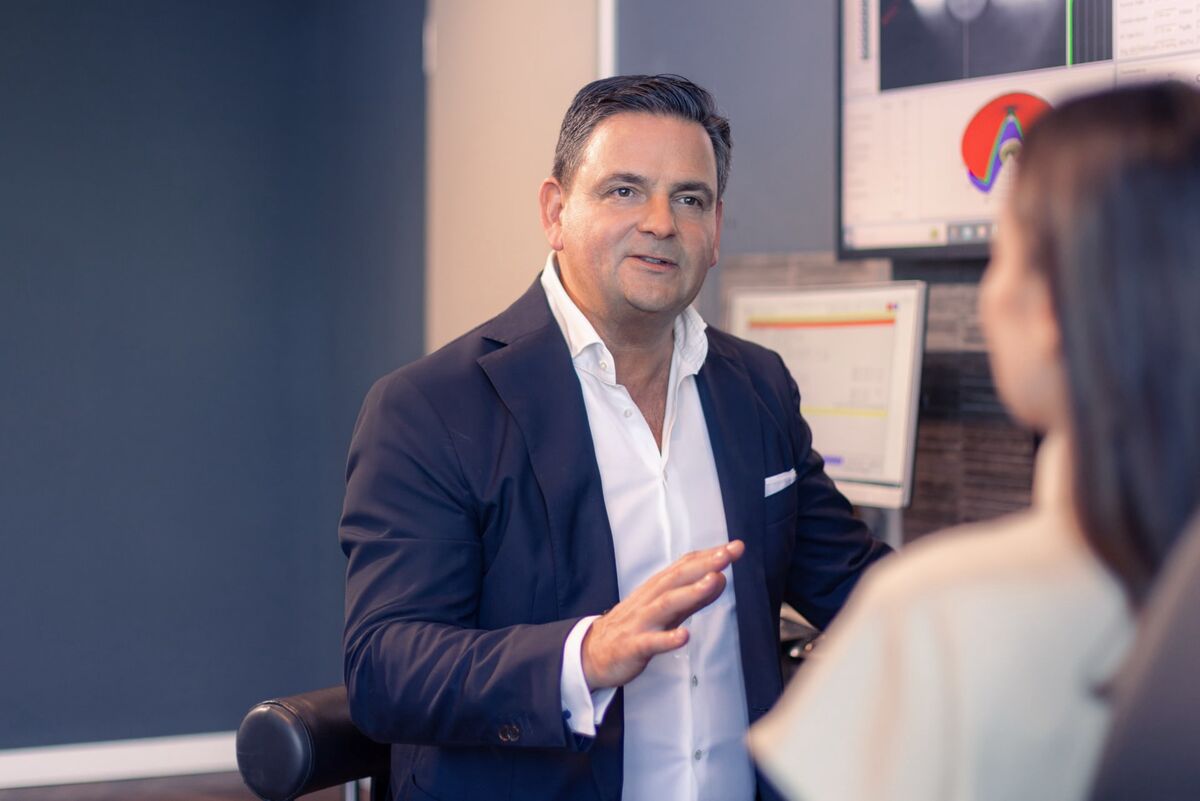 Dr. Breyer in einem Gespräch mit einer Patientin.