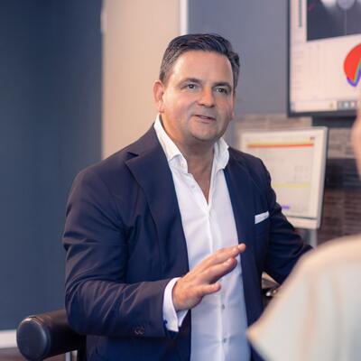 Dr. Breyer im Gespräch mit einer Patientin.