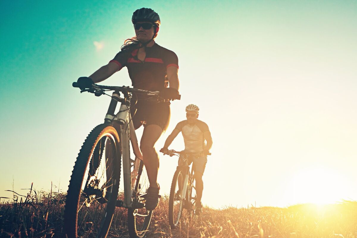 Cross-Country-Biker fahren in der Sonne.
