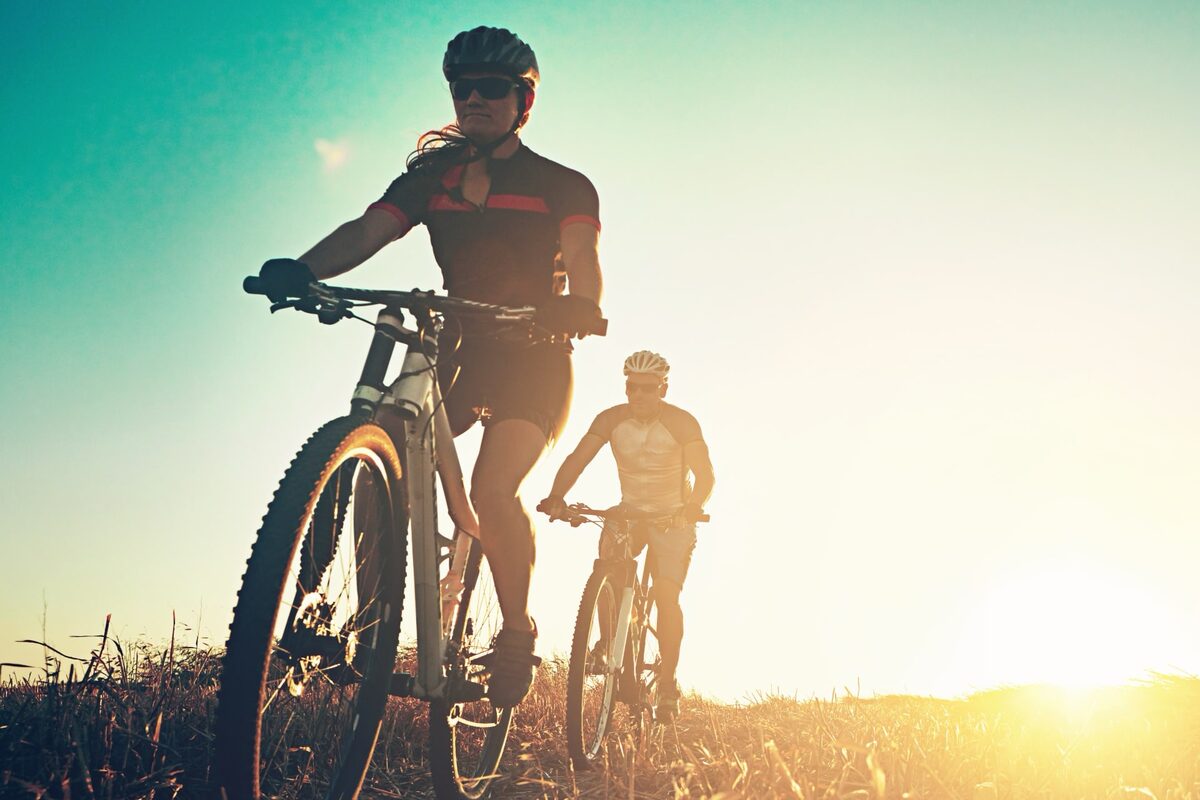 Cross-Country-Biker fahren in der Sonne.