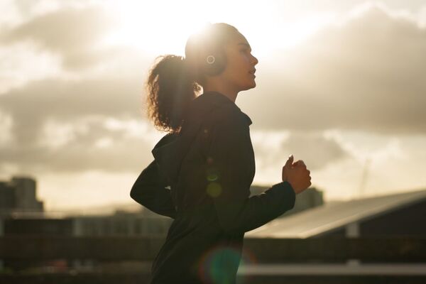 Junge attraktive Frau beim Joggen.