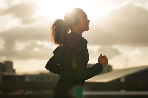 Junge attraktive Frau beim Joggen.