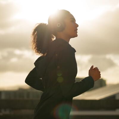 Junge attraktive Frau beim Joggen.