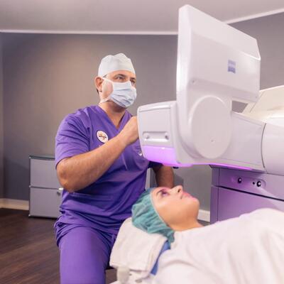 Dr. Breyer bereitet eine SMILE-Behandlung mit dem VISUMAX 800 bei einer Patientin vor.