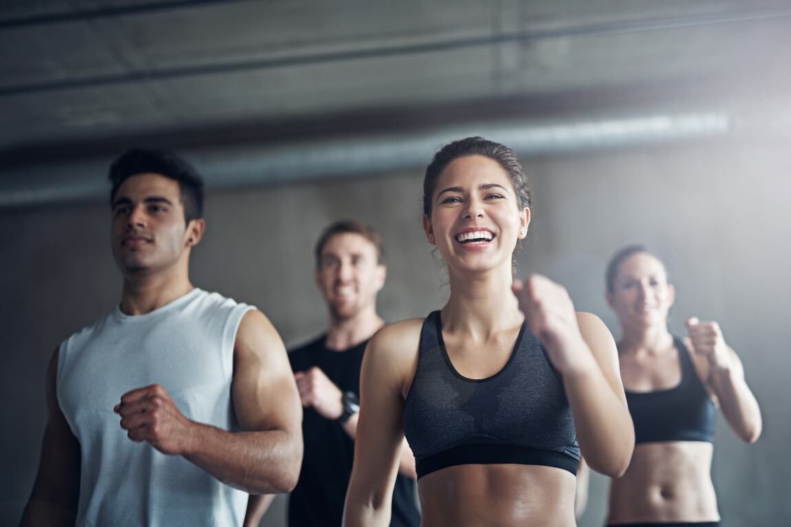 Sportgruppe beim Workout im Gym.