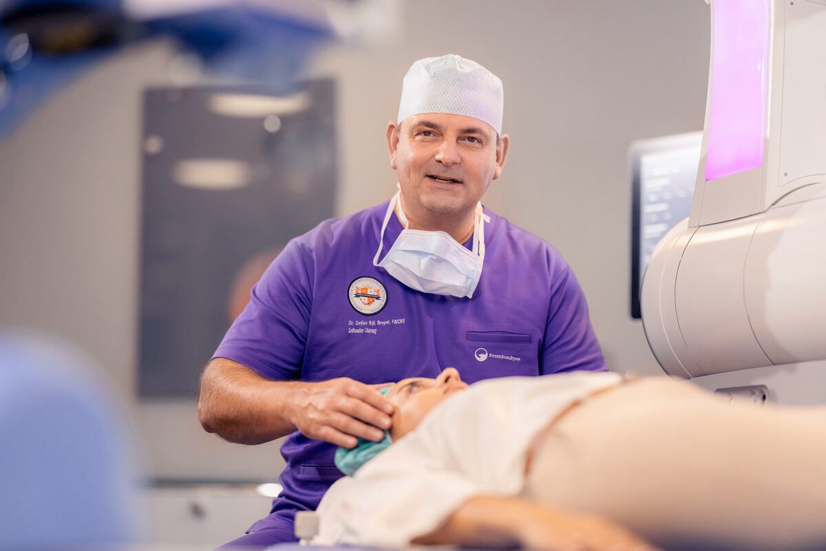 Dr. Breyer und Patientin am Femtosekundenlaser VISUMAX 800