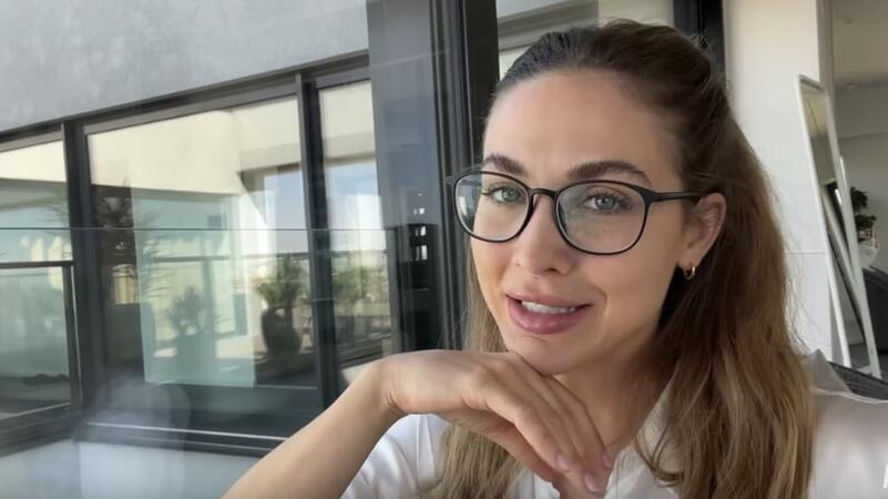 Ann-Kathrin Götze mit Brille berichtet über ihre SMILE-Augenlaserbehandlung.