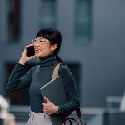asiatische Geschäftsfrau am Handy.