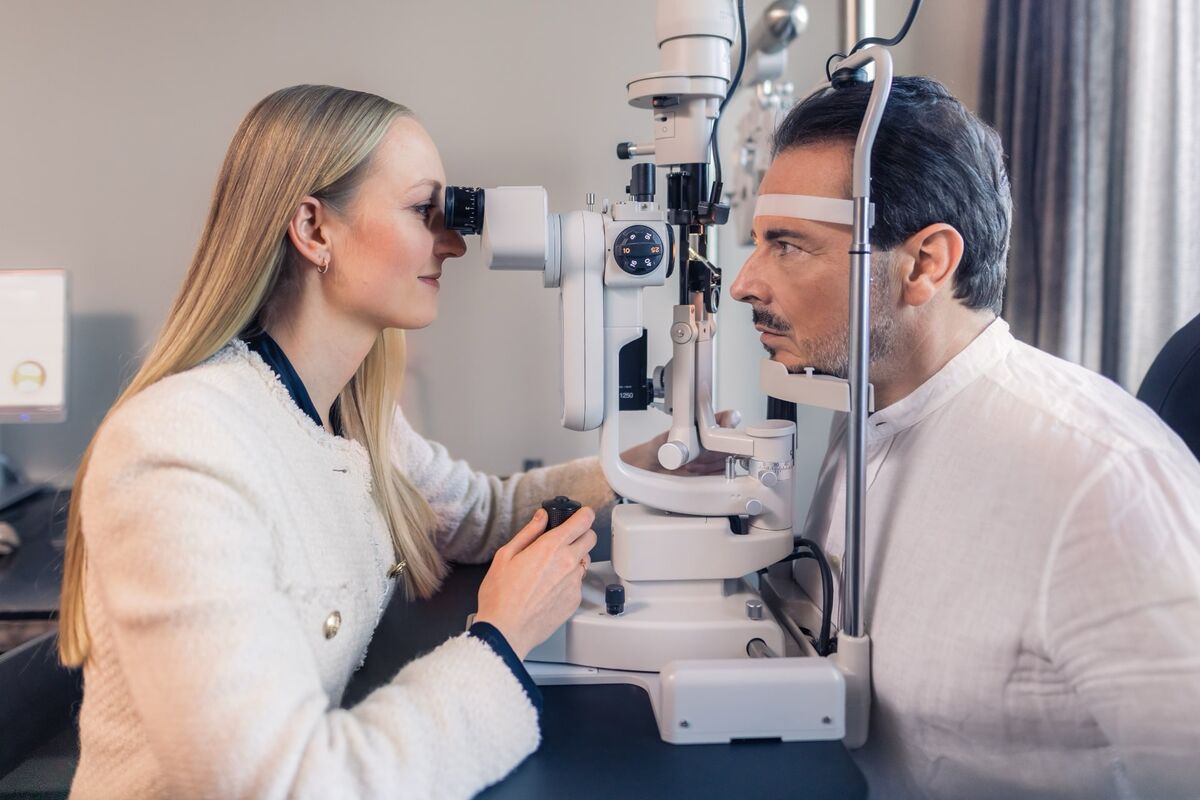 Dr. Artz untersucht einen Patienten an der Spaltlampe. 