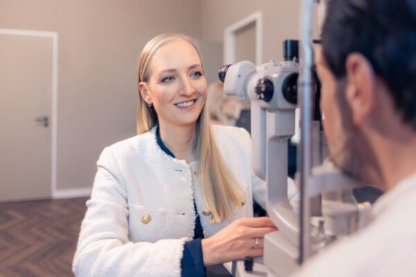 Dr. Kristin L. Artz untersucht einen Patienten an der Spaltlampe