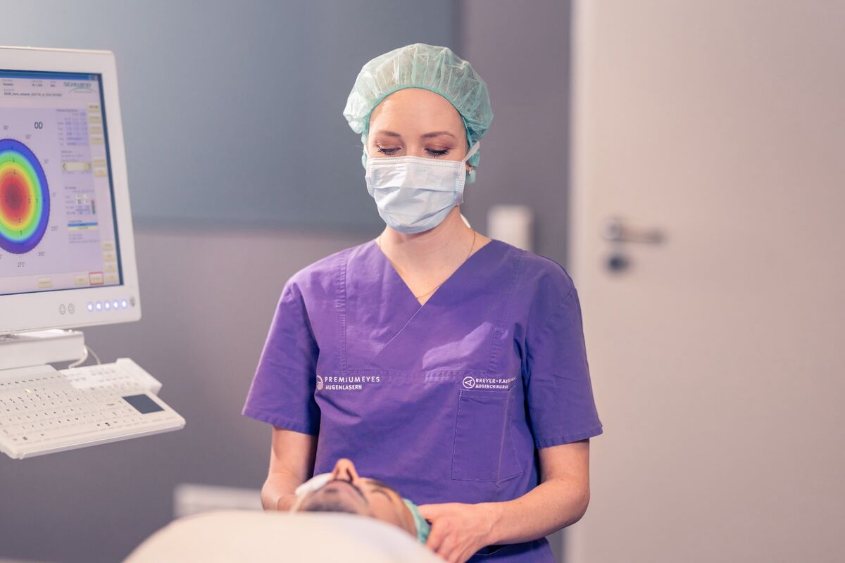 Dr. Artz im Operationssaal mit einem Patienten.