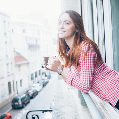 Junge Frau blickt in die Ferne