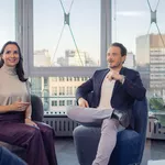 Dr. Breyer spricht mit Patienten über die individuelle Linsenauswahl.