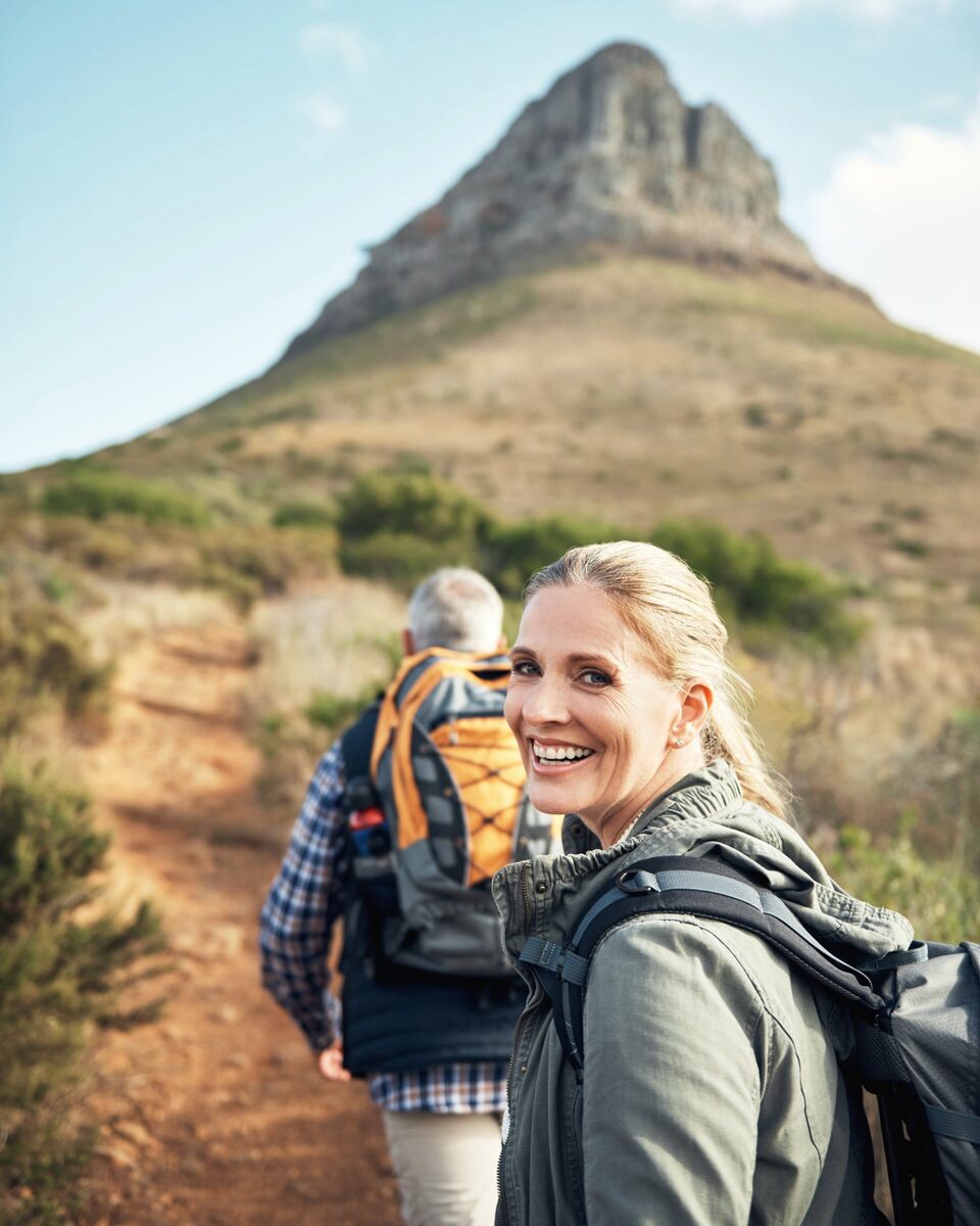 Seniorenpaar beim Wandern in Richtung Gipfel