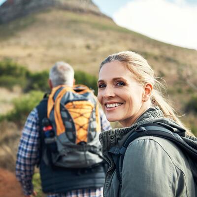 Senior Paar beim Wandern am Tafelberg, Südafrika