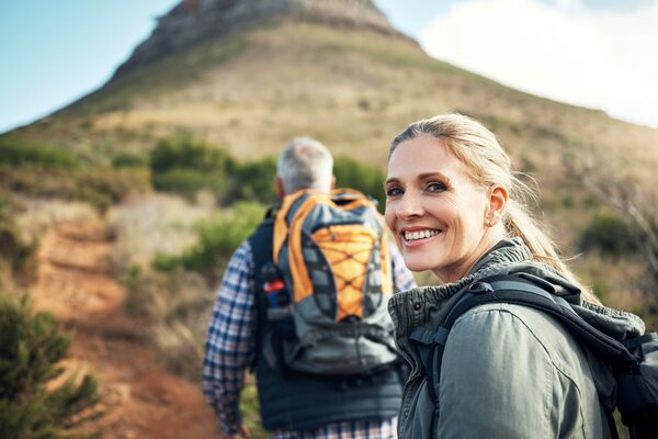 Senior Paar beim Wandern am Tafelberg, Südafrika