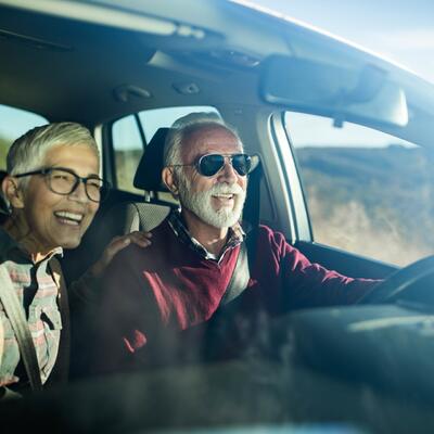 Seniorpaar im Auto