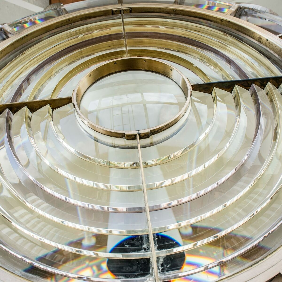 Konzentrische Stufen einer diffraktiven Optik in einem Leuchtturmlicht.