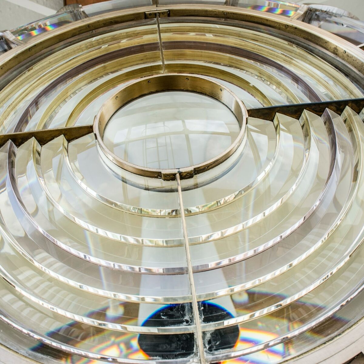 Konzentrische Stufen einer diffraktiven Optik in einem Leuchtturmlicht.