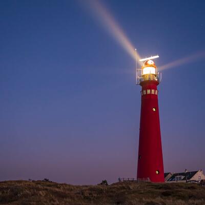 Leuchtturm, der in der Dämmerung leuchtet.