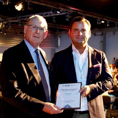 Dr. Breyer wird von den Europäischen Augenchirurgen für die Entwicklung seines Düsseldorfer Schemas ausgezeichnet.