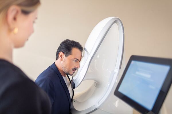 Patient bei einer Netzhautuntersuchung mit dem Daytona Netzhautscanner.
