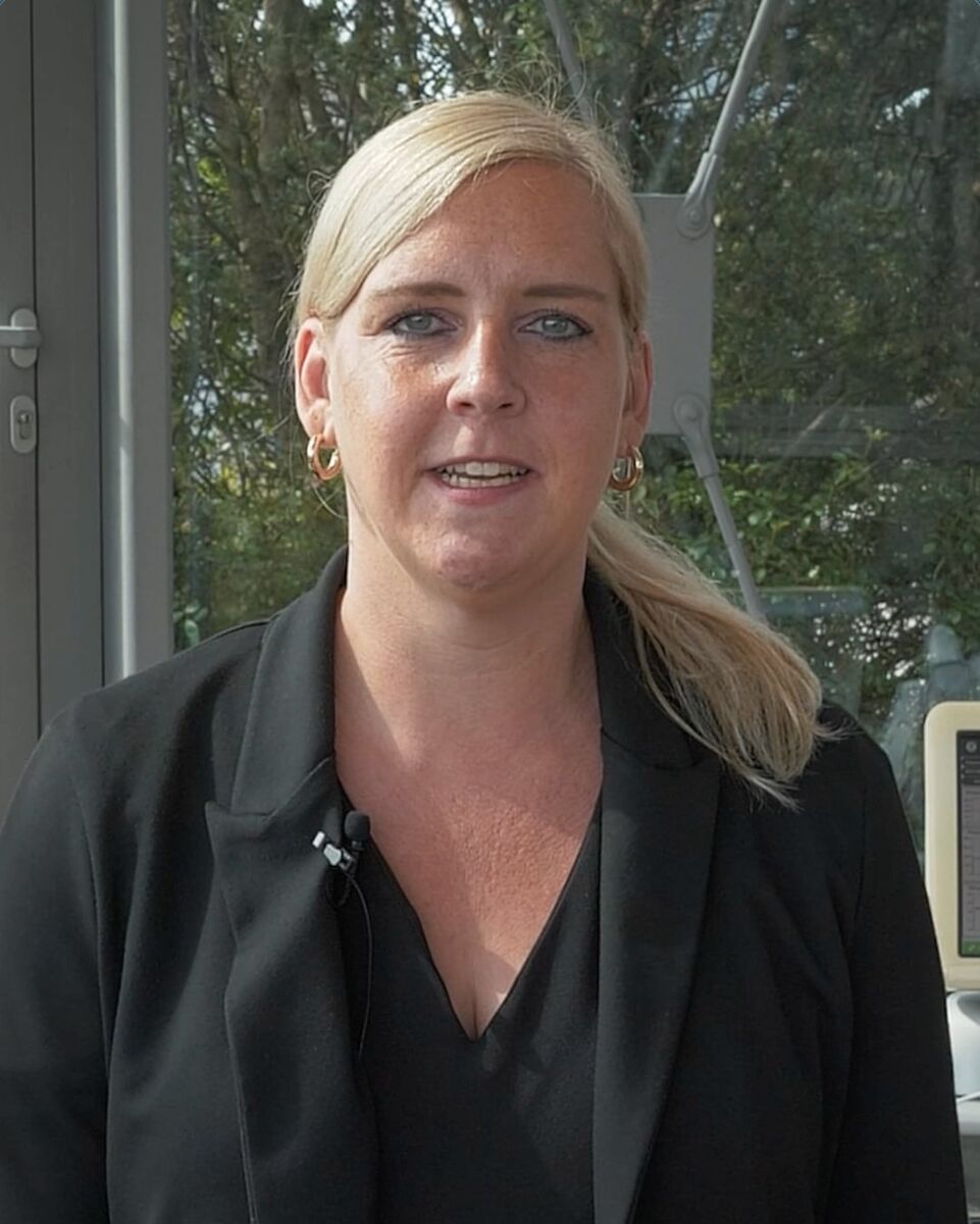 Portrait einer jungen Frau, darunter Text: Sie tragen multifokale Kontaktlinsen?