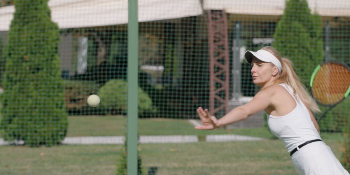 Tennisspielerin kurz vor einem Schlag.