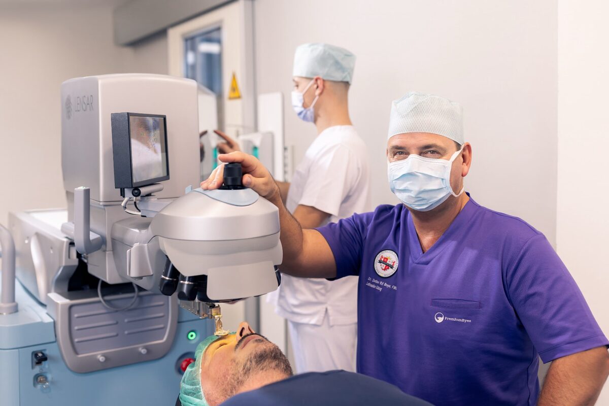 Dr. Breyer spricht mit einer Patientin kurz vor der Laserbehandlung.