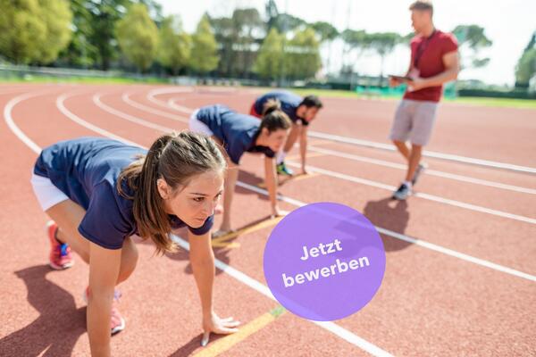 Junge Sportler starten zu einem Sprint.
