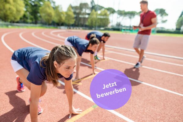 Junge Sportler starten zu einem Sprint.