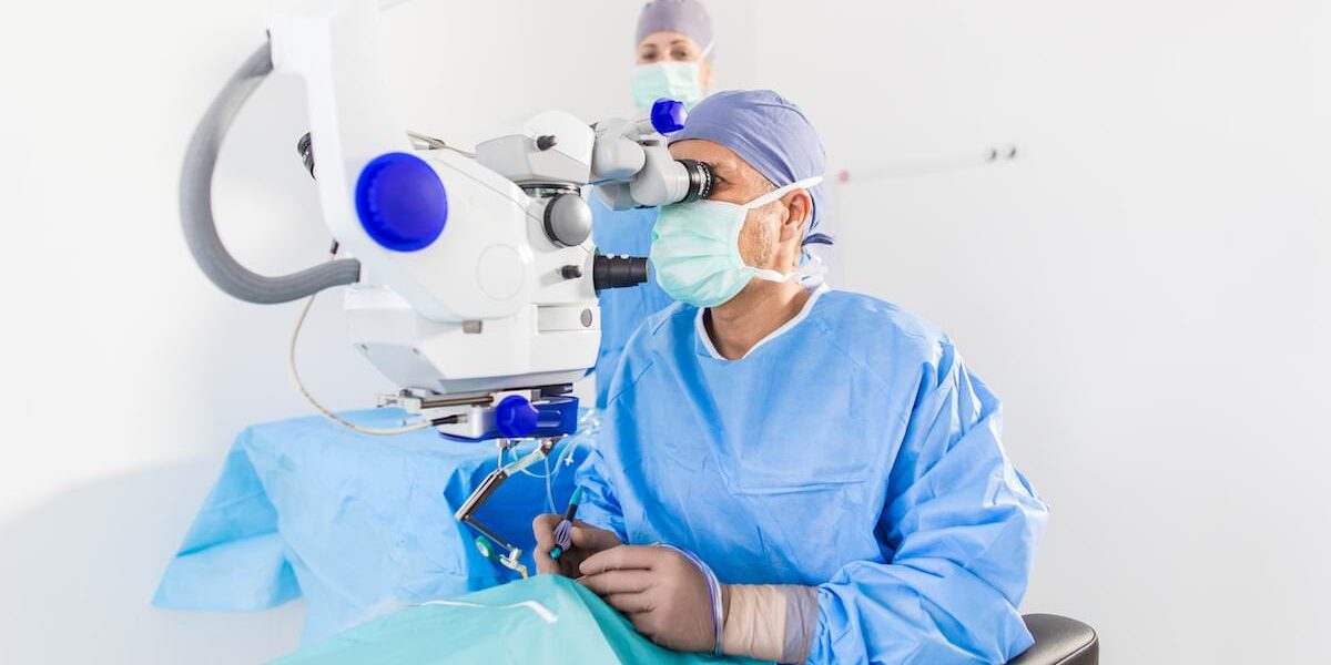 Augenchirurg bei einer Operation.