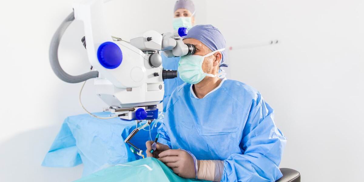 Augenchirurg bei einer Operation.
