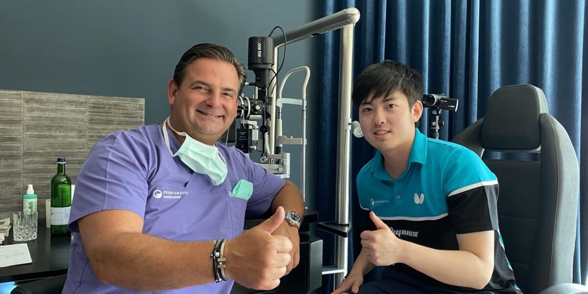 Tischtennisspieler Liang Qiu mit Dr. Breyer — Daumen hoch!