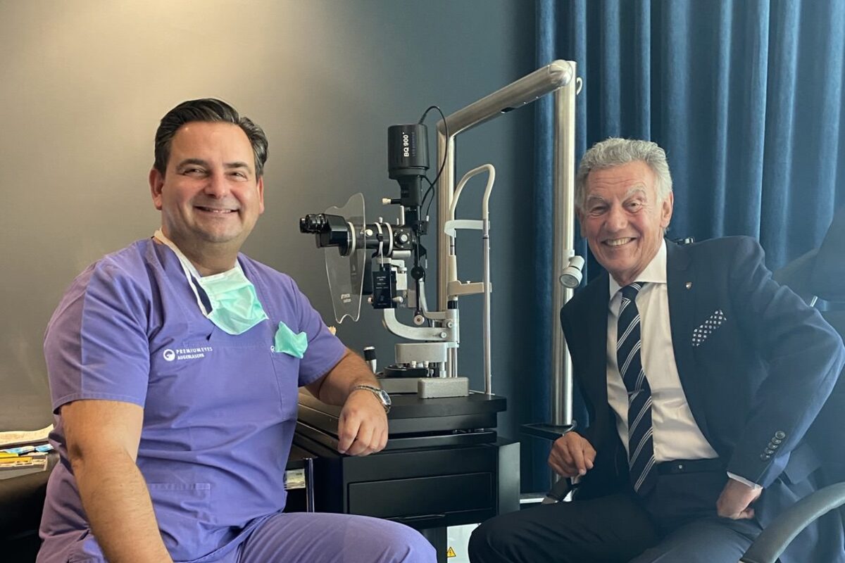 Operation gelungen, Patient glücklich! Wolfgang Rolshoven ist mit der Arbeit seines Operateurs Dr. Breyer offenbar zufrieden.
