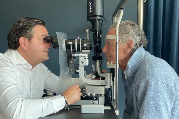 Dr. Breyer untersucht die Augen von Wolfgang Rolshoven an der Spaltlampe.