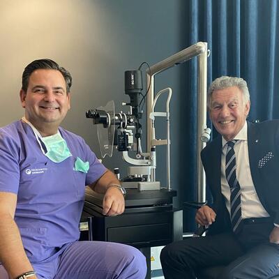 Operation gelungen, Patient glücklich! Wolfgang Rolshoven ist mit der Arbeit seines Operateurs Dr. Breyer offenbar zufrieden.