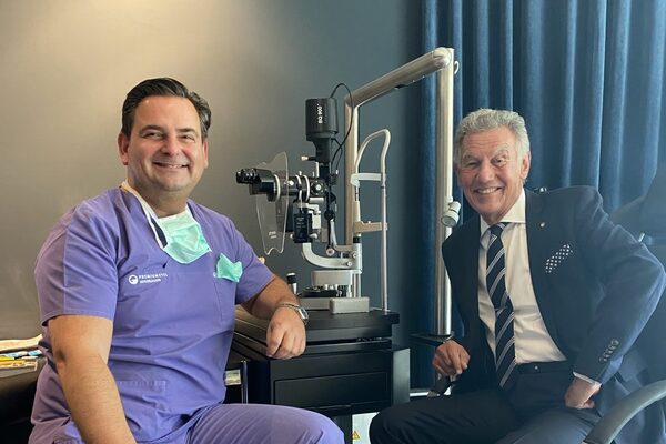 Operation gelungen, Patient glücklich! Wolfgang Rolshoven ist mit der Arbeit seines Operateurs Dr. Breyer offenbar zufrieden.