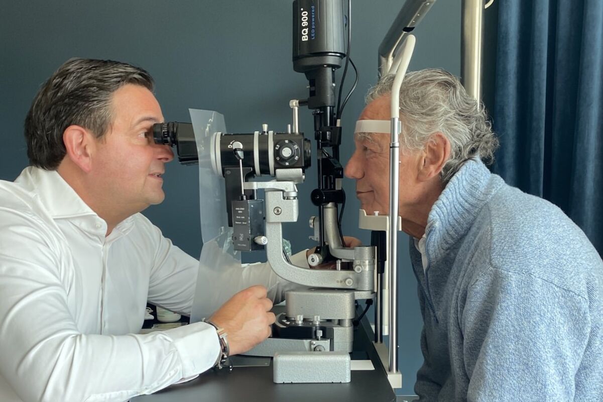 Dr. Breyer untersucht die Augen von Wolfgang Rolshoven an der Spaltlampe.