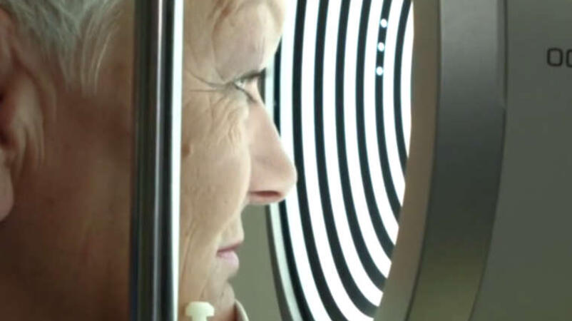 Patientin Sabine Wagner bei einer Voruntersuchung vor ihrer Kataraktoperation.