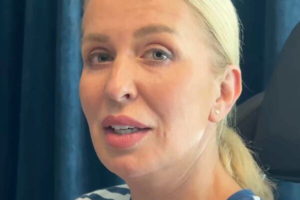 Patientin nach dem refraktiven Linsenaustausch