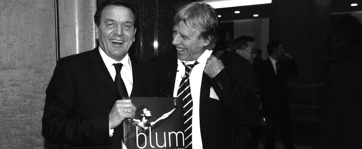 Dieter Blum mit Alt-Bundeskanzler Helmut Schröder bei der Präsentation seines Buches „Pure Dance“.
