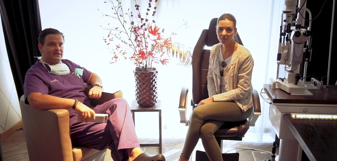 Habeba Songur im Vorgespräch mit der Assistentin von Dr. Breyer, Stefanie Haar.