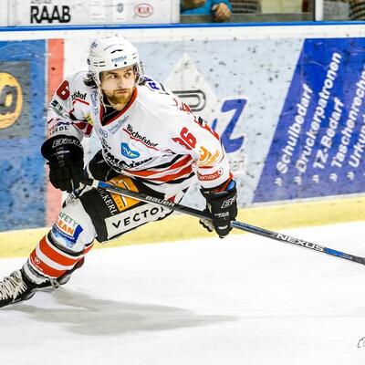 Benjamin Kronawitter bei einem Eishockeyspiel.