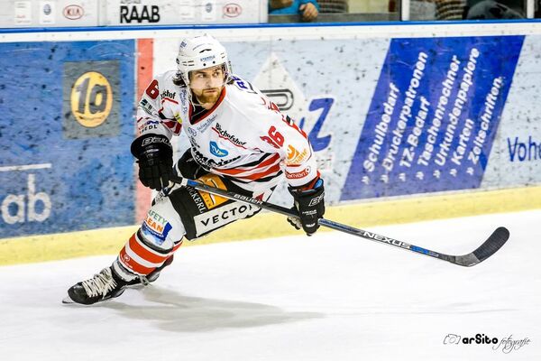 Benjamin Kronawitter bei einem Eishockeyspiel.