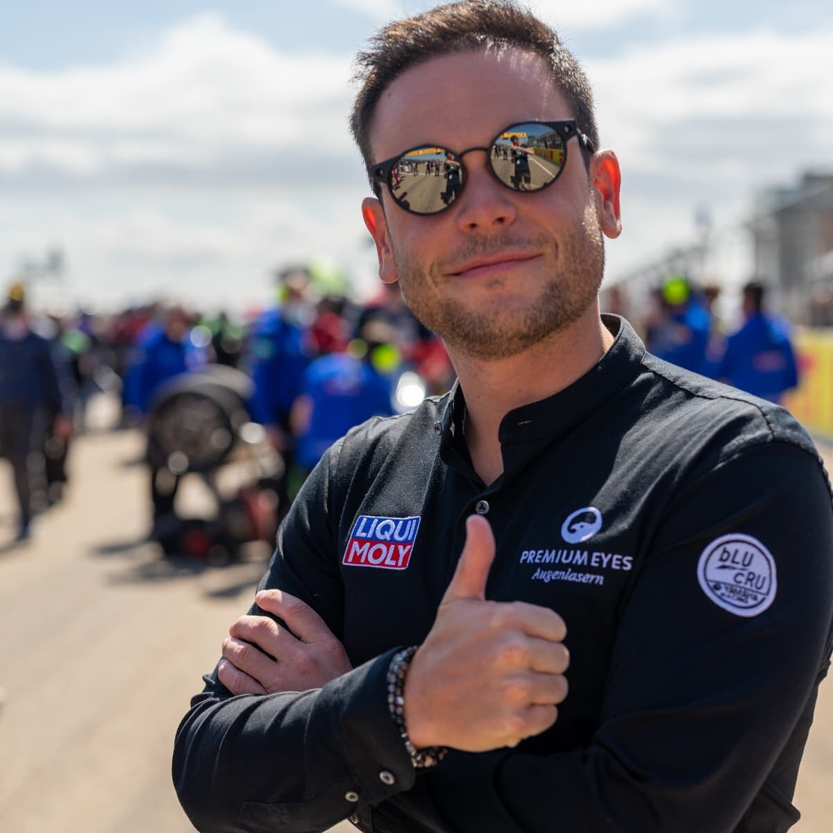 Sandro Cortese mit Daumen-Hoch-Geste