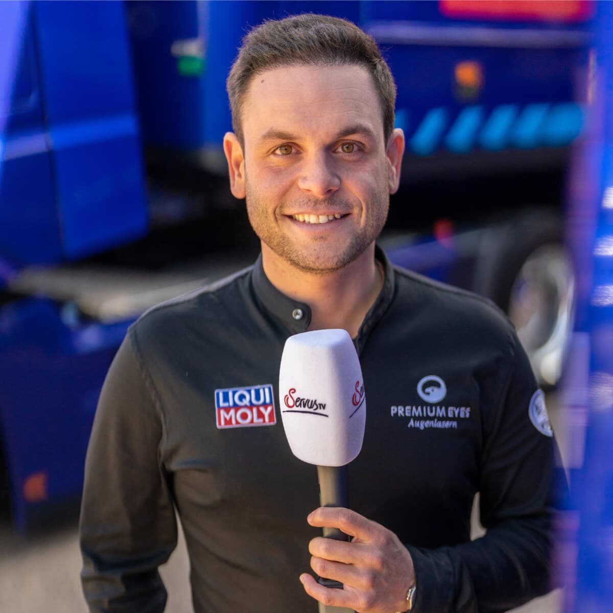 Sandro Cortese mit Servus TV Mikrofon